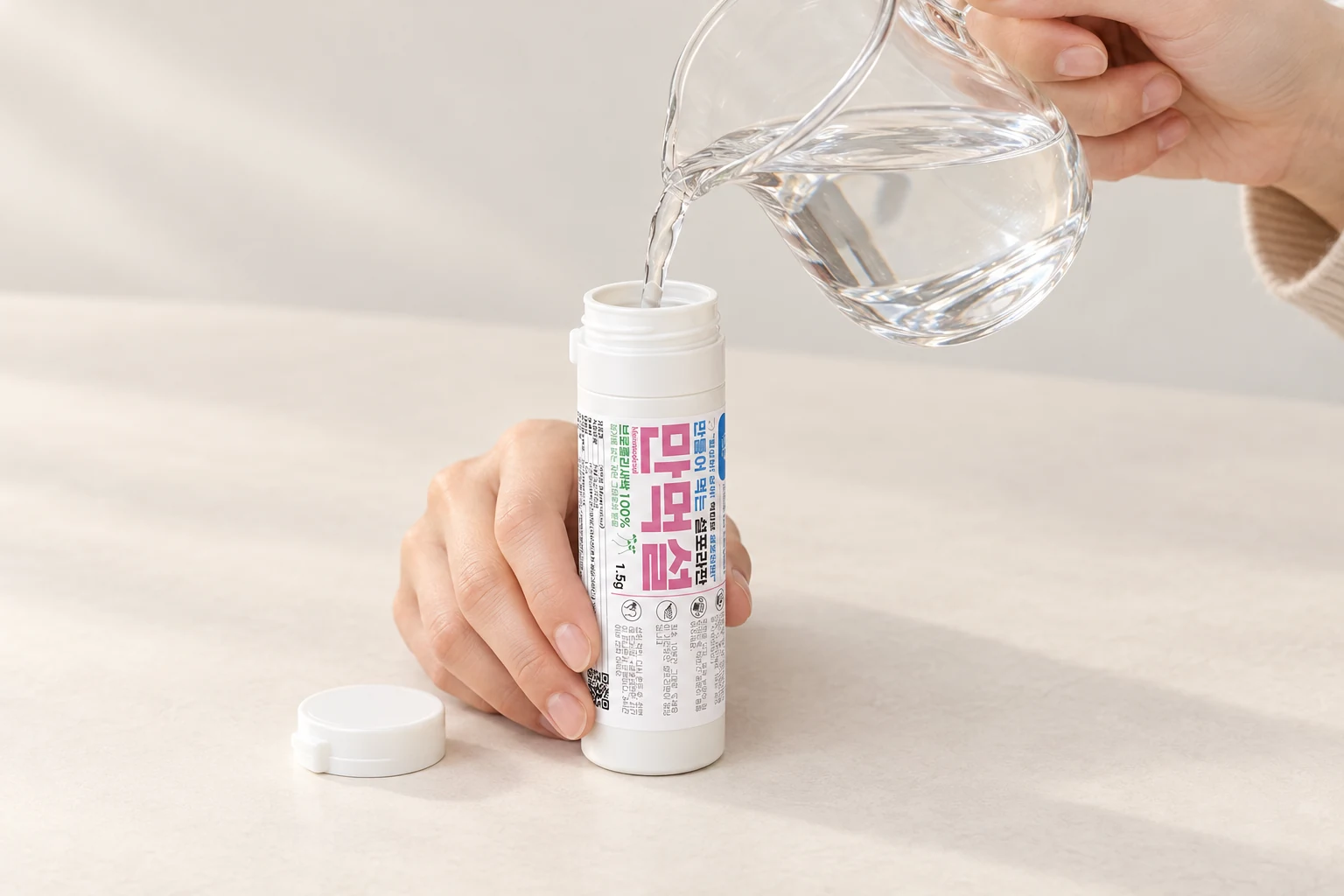 向打開的MANMEOKSUL容器倒水